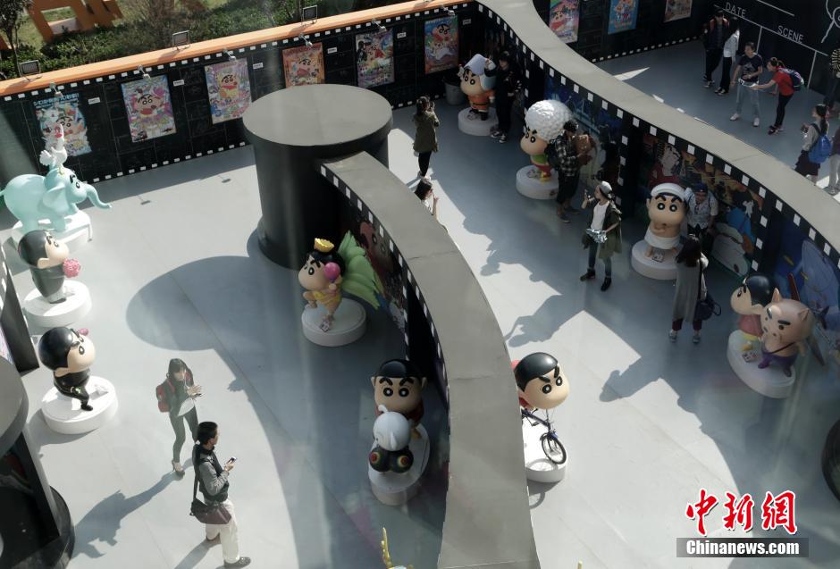 4月22日，游客與蠟筆小新合影?！跋灩P小新25周年紀念特展”日前在北京開展，吸引了不少市民游客。