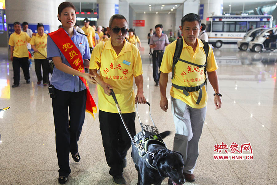 接到鄭州市愛(ài)心導(dǎo)盲犬服務(wù)中心的乘車請(qǐng)求后，鄭州東站抽調(diào)了工作人員進(jìn)行對(duì)接，提前做好服務(wù)引導(dǎo)準(zhǔn)備。