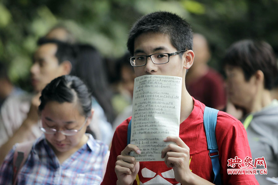 鄭州回中考點，等候入場的考生