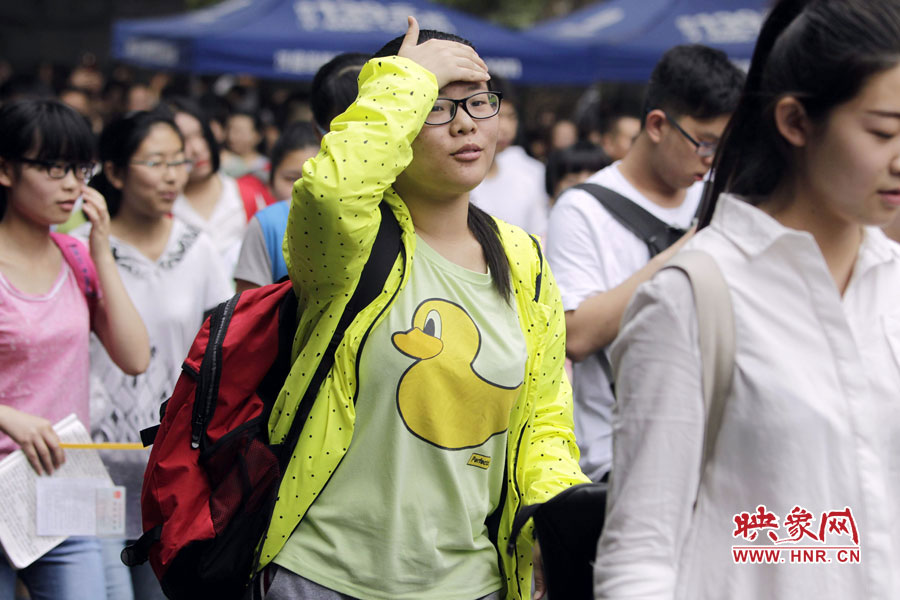 鄭州回中考點，考生輕松入場。