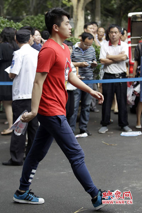 鄭州回中考點，考生自信入場。