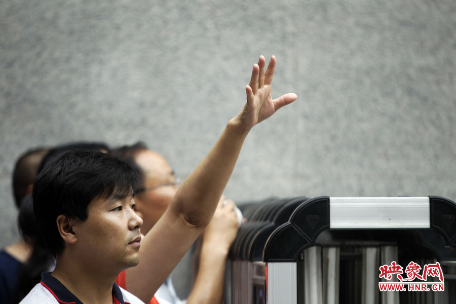 6月7日，鄭州回中考點。“嘿，我在這兒！”一名家長招呼自己的孩子