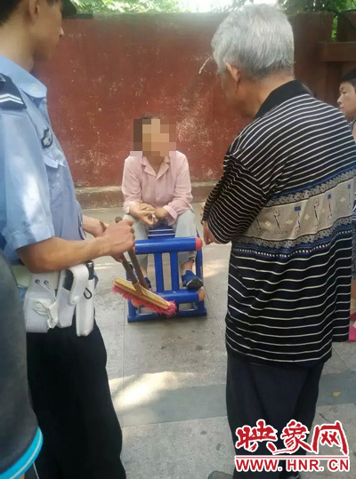 老太當(dāng)時(shí)坐在健身器材上做仰臥起坐，說(shuō)環(huán)衛(wèi)工人影響她鍛煉身體了，便開(kāi)始謾罵環(huán)衛(wèi)工人。