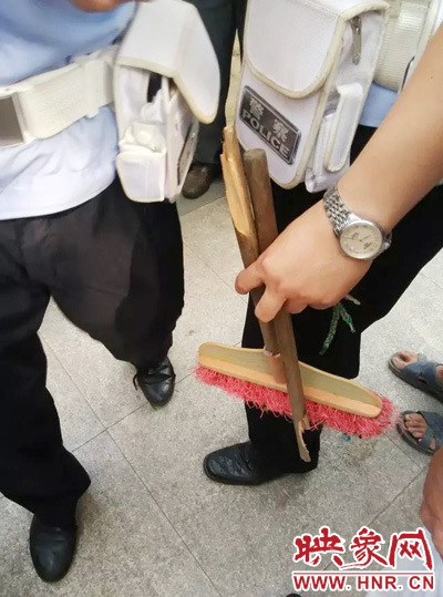 老太從環(huán)衛(wèi)工手中奪過(guò)掃帚，用腳踩斷，用力向環(huán)衛(wèi)工人的手上和腿上敲去。