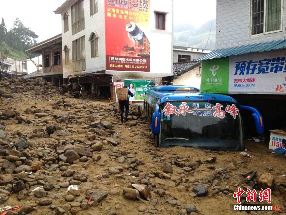 圖為山洪泥石流導沖進鄉鎮街道，導致客車被埋。