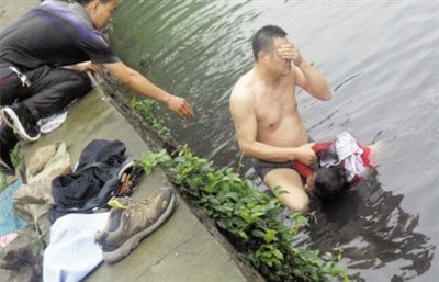網友貼出民警張光聰一出河水就睜不開眼，用手抹去臉上臟水的照片。
