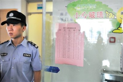 前日，廈門市解放軍174醫(yī)院重癥醫(yī)學科門口貼著在該醫(yī)院接受治療的受傷人員名單。 新華社記者 陳曄華