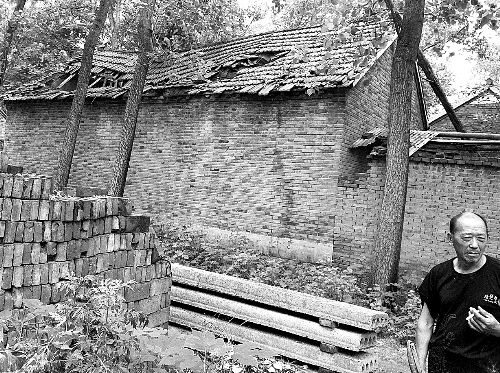 嫌疑人父母時常外出反映問題，家里的房子已破爛不堪。