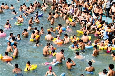 昨日，濟(jì)南市最高氣溫超過(guò)37℃，位于市區(qū)黑虎泉畔的泉水浴場(chǎng)免費(fèi)開(kāi)放。
