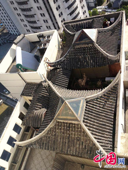 2013年8月14日，江蘇蘇州蘇州市三香大廈高樓18層樓頂東側陽臺上的“蘇州園林”式別墅，兩座涼亭和兩道回廊，飛檐翹角，一派蘇州園林的氣勢。中國網圖片庫李俊鋒攝影
