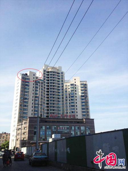 2013年8月14日，江蘇蘇州蘇州市三香大廈高樓18層樓頂東側陽臺上的“蘇州園林”式別墅，兩座涼亭和兩道回廊，飛檐翹角，一派蘇州園林的氣勢。中國網圖片庫李俊鋒攝影