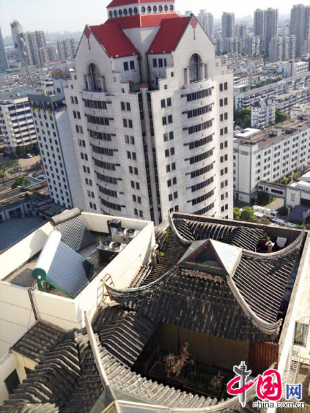 2013年8月14日，江蘇蘇州蘇州市三香大廈高樓18層樓頂東側陽臺上的“蘇州園林”式別墅，兩座涼亭和兩道回廊，飛檐翹角，一派蘇州園林的氣勢。中國網圖片庫李俊鋒攝影