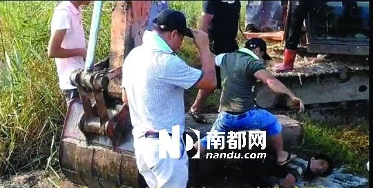 另一名男子被推入水塘。