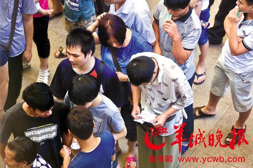 挎腰包的“黃?！狈职l(fā)一輪“任務(wù)”后，自己也開(kāi)始整理“炒號(hào)”簽條