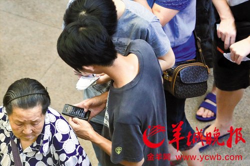 排隊(duì)的“黃?！备魇謭?zhí)一疊白紙，上面寫(xiě)好了要掛號(hào)的人的信息，包括姓名、電話、要掛的科室等。穿黑白花紋衣服的老婆婆正在排隊(duì)掛號(hào)
