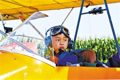 8月31日，5歲半“裸跑弟”從河北固安駕駛飛機飛越北京野生動物園。圖/CFP