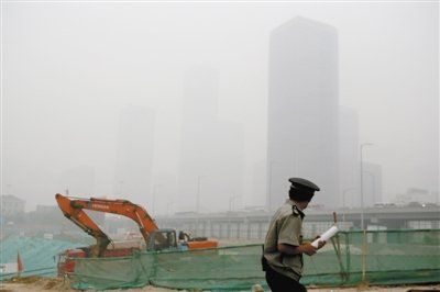 6月28日，CBD核心區。當天北京重度污染，PM2.5濃度一直在400微克/立方米以上。