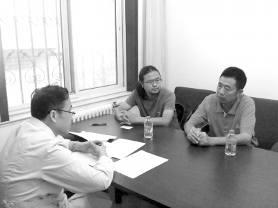 9月13日下午，雷闖(中)與父親在國家衛計委遞交建議信，與衛計委工作人員交流。　雷闖供圖