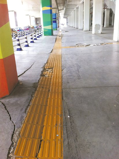在溫嶺火車站架空層，由于沉降產生的裂縫到處可見。