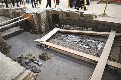 11月16日，二號墓（蕭后墓）墓室及其中出土的女性人骨遺骸和隨葬品。