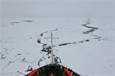 7日17時50分許，“雪龍”號船頭冰面裂開一條水道，“雪龍”號趁機迅速穿過。