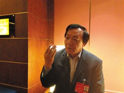 　昨日，在接受采訪時(shí)，何香久強(qiáng)調(diào)，大多公務(wù)員是勤勉工作的。