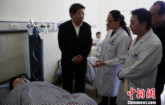 圖為青海省委常委、西寧市委書記毛小兵正在詢問患者病情?！×_云鵬　攝