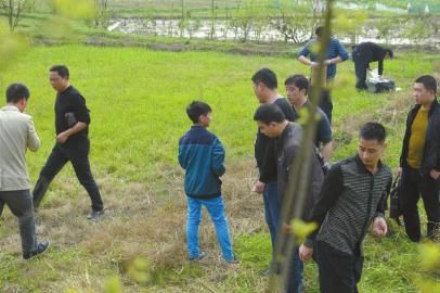 少年指認(rèn)藏槍地點(diǎn)。