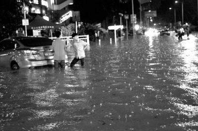 3月30日晚，深圳市區(qū)不少地段因暴雨積水，導致一些車輛在水中熄火。