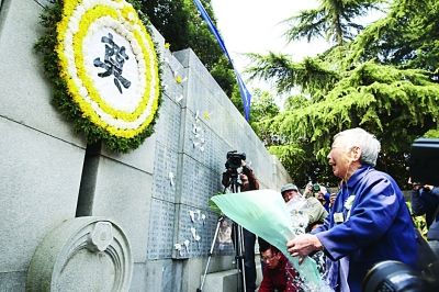 幸存者和遇難者遺屬昨在紀念館“哭墻”前獻花。