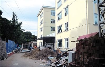 　該山莊目前正在建四星級賓館。新京報(bào)記者 吳江 攝