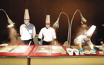 　工作人員在餐廳忙碌。（網絡圖片）