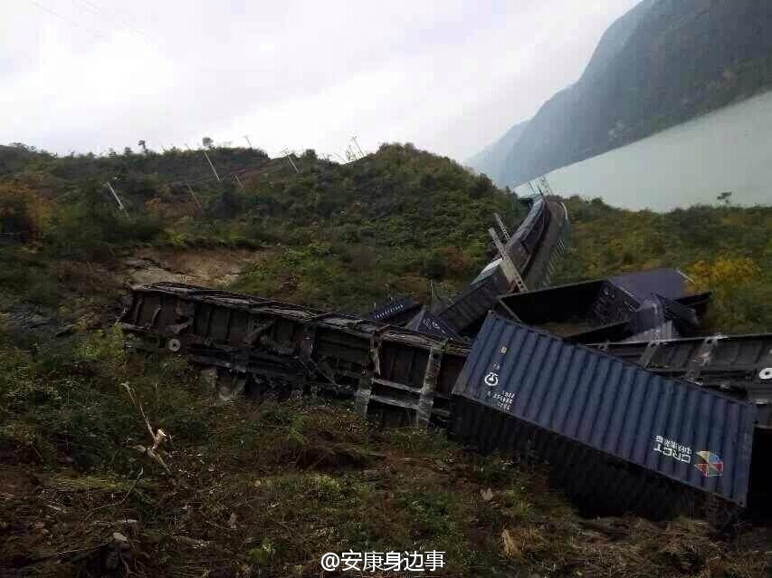 襄渝鐵路旬陽至棕溪上行線發(fā)生山體塌方，致使75228次貨物列車8節(jié)車廂脫線。圖片來源于網(wǎng)絡