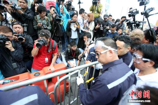 11月18日上午，香港法庭頒令執達主任展開清除在金鐘中信大廈外的障礙物，先后清理了龍匯道上的鐵馬，警
