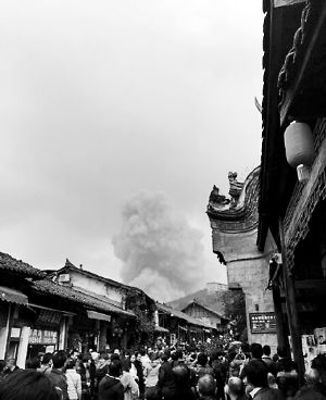 成都龍泉驛區(qū)洛帶古鎮(zhèn)的游客拍到爆炸瞬間濃煙滾滾。