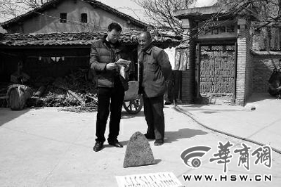 昨日，商洛市博物館工作人員（左）向李老漢講解最近出臺(tái)的《陜西省群眾保護(hù)文物獎(jiǎng)勵(lì)辦法》