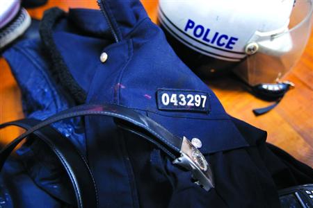 在閔行區虹橋派出所的一角，擺放著茆盛泉曾經最愛的警服。“043297”的警號、深色的警服依稀可見已經凝固的血跡，警用皮帶也斷裂了。