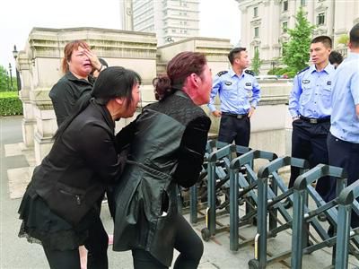 昨日，連恩青被執行死刑。執刑前，連恩青的父母和妹妹進入溫嶺市看守所與連恩青見面，但其他親屬均被拒見最后一面?！”景鎴D片/CFP