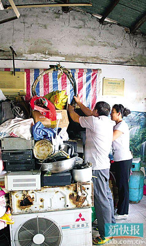 劉伯與妻子李姨在收拾剛回收的幾件小電器。