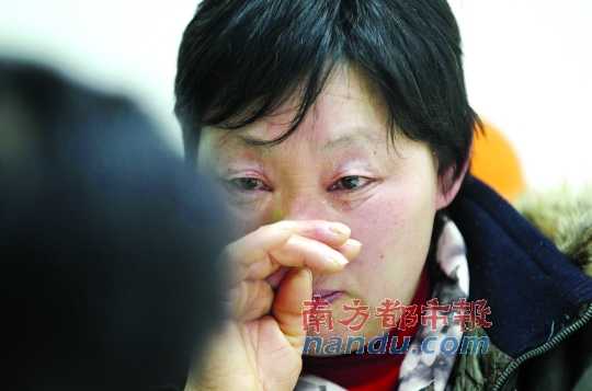 　　聽聞判決結(jié)果，被害人母親楊書會(huì)控制不住眼淚。南都記者徐文閣攝