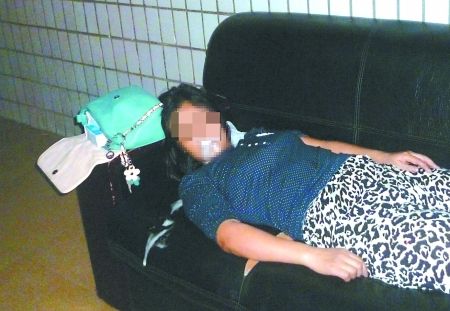 女子橫躺在沙發上口吐白沫。通訊員 康睿 記者 吳珊 攝