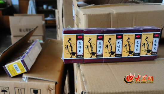 圖為民警現(xiàn)場(chǎng)被查獲的部分假藥。 圖為民警現(xiàn)場(chǎng)被查獲的部分假藥。