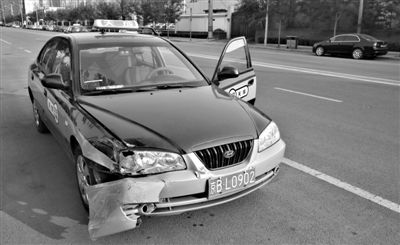昨日，朝陽(yáng)區(qū)林萃路，因連撞“克隆”車，的哥劉師傅的車輛受損送修。新京報(bào)記者 黃月 攝