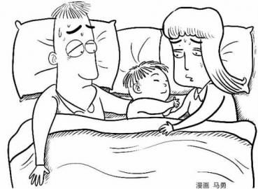 漫畫圖：男孩與父母同床睡。