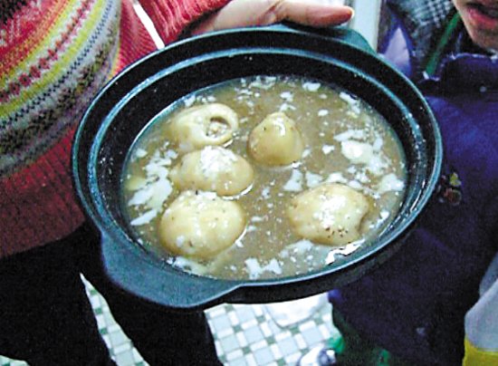 由于放置時間過久，鍋里的湯圓已經非常大，湯圓皮上浮現很多白色物質。