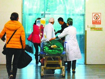 受傷女孩做完手術(shù)被送往重癥監(jiān)護(hù)室。記者楊濤 攝