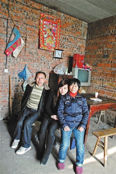 超生女謝先梅(中)、養父謝運才（左）、謝運才的嫂子唐富秀