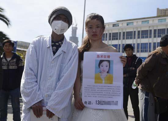 昆明火車站廣場上，24歲的黃習(xí)菊身穿潔白的婚紗，帶著身患白血病的弟弟征婚。