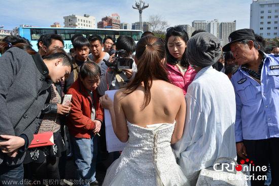 征婚引發(fā)民眾圍觀。