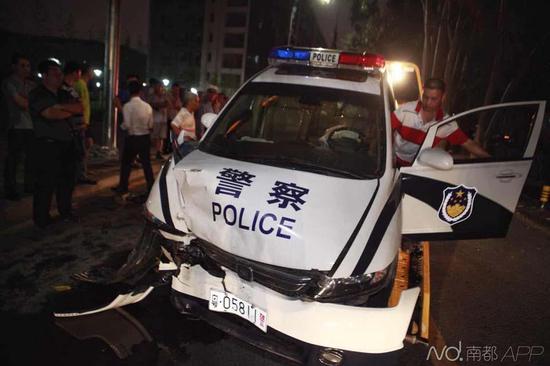 南都記者昨晚趕到現(xiàn)場(chǎng)時(shí)，交警及保險(xiǎn)公司已經(jīng)在處理事故，現(xiàn)場(chǎng)有很多圍觀者。